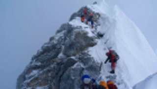 مصرع 3 متسلقين في قمة إيفرست