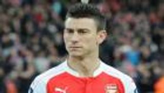 مدافع أرسنال على رادار ميلان