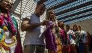 الكروشيه يحول سجناء بالبرازيل إلى مصممي أزياء