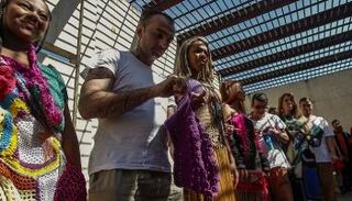 الكروشيه يحول سجناء بالبرازيل إلى مصممي أزياء