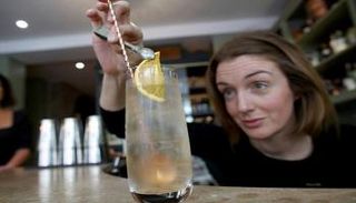 مديرة الحانة تحضر مشروبا غير كحولي