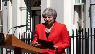 دموع تيريزا ماي أثناء خطاب الاستقالة
