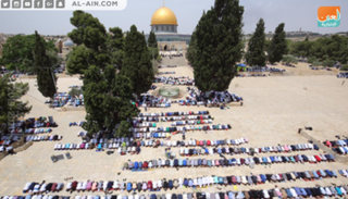 آلاف الفلسطينيين يؤدون صلاة الجمعة بالمسجد الأقصى
