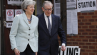 فيليب ماي .. "النصف الآخر" لرئيسة وزراء بريطانيا يؤازرها منذ 38 عاما