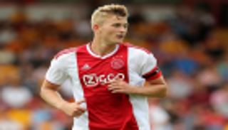 إشارة "إلكترونية" تقرب دي ليخت من مانشستر يونايتد