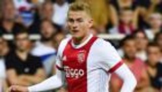 دي ليخت يشعر بالقلق من فشل انتقاله لبرشلونة