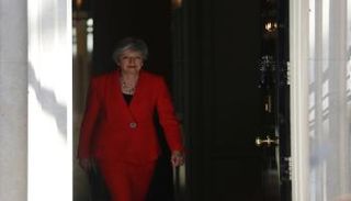 تيريزا ماي في طريقها لإلقاء خطاب الاستقالة
