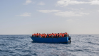 السجن لفرنسي ساعد مهاجرين في عبور المانش