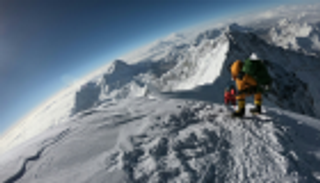 ارتفاع عدد القتلى من مُتسلِّقي قمة إيفرست إلى 10