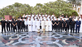 الشيخ محمد بن راشد آل مكتوم خلال استقبال فريق شباب الأهلي