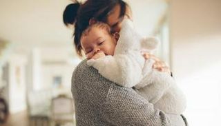 ملابس المولود هدية مناسبة للأمهات - صورة أرشيفية