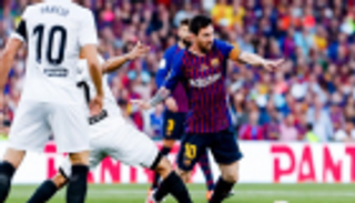 فالنسيا يصعق برشلونة ويتوج بكأس ملك إسبانيا