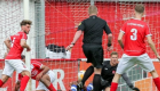 حكم هولندي يتلقى عروضا ساخرة للعب كمهاجم