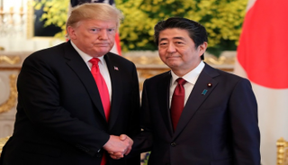 ترامب وآبي خلال المباحثات في اليابان