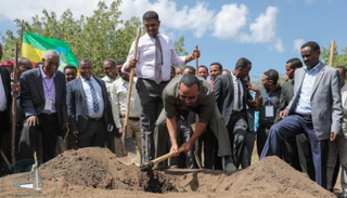 اثناء اطلاق مبادرة التشجير