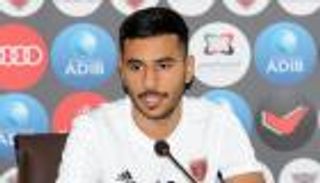 لاعب الوحدة يرفض التعليق على شائعات الانتقال للشارقة 