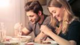 نصيحة بريطانية.. تناول الأزواج للطعام معا مفتاح السعادة الزوجية
