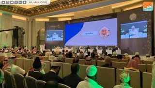  الشيخ عبدالله بن بيه يتحدث خلال المؤتمر