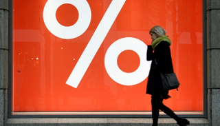 امرأة تمر أمام نافذة متجر بشوارع هامبورج - أرشيف