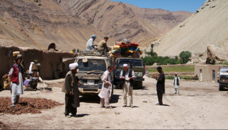 سياح يقصدون مئذنة جام المدرجة في قائمة اليونسكو للتراث العالمي