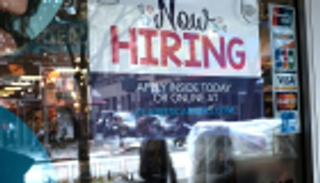 إيكونوميست: طفرة في التوظيف بالدول الغنية.. والآلات تهدد عمال "النامية"