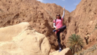 منال الفاتح.. مصرية تحارب مرض التصلب المتعدّد باليوجا