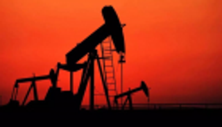 تخفيضات أوبك وعقوبات أمريكا تدعم النفط وحرب التجارة تضغط على السوق