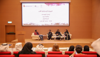 الروائيات الإماراتيات الثلاث خلال الجلسة