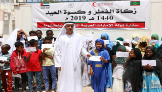 سفارة الإمارات في نواكشوط توزع زكاة الفطر وكسوة العيد على الأيتام