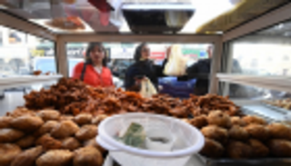 حلويات رمضان تذكر الأجانب في الإمارات ببلدانهم