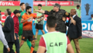 صحيفة بريطانية ترصد اعتداء لاعبي نهضة بركان على مشجع الزمالك