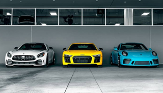 عمالقة السيارات يتألقون بشعارات علاماتهم التجارية