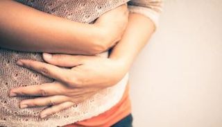 زجاجات الماء الساخن تقلل من آلام البطن