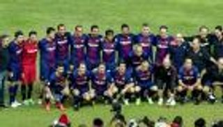 نجوم برشلونة السابقون يخوضون مباراة ودية في المغرب