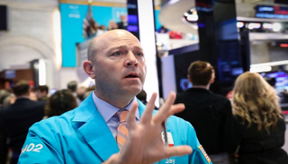 متعامل أثناء التداول في بورصة نيويورك - رويترز