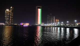 علم الهند على واجهة المبنى الرئيسي لأدنوك