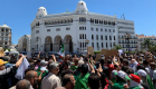 آلاف الجزائريين يردون على دعوات الحوار في الجمعة الـ15 للاحتجاجات