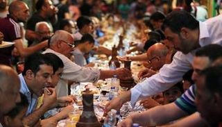 مائدة المطرية.. عمرها 5 سنوات.. طولها 900 متر وتفطر 3 آلاف