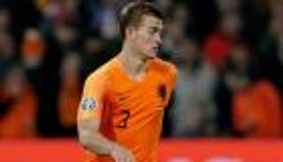 دي ليخت يبقي باب انتقاله إلى مانشستر يونايتد مفتوحا