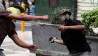 متظاهرون يضرمون النار في سفارة أمريكا بهندوراس 