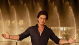 شاروخان يحتفل بعيد ميلاد إحدى معجباته ويفاجئها بهدية