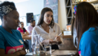 بالصور.. نائبة في الكونجرس الأمريكي تعمل "جرسونة"