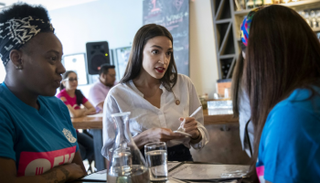 البرلمانيّة الديمقراطيّة الشابة في الكونجرس ألكسندريا أوكاسيو كورتيز