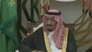 الملك سلمان يستقبل الوفود المشاركة في القمة الإسلامية