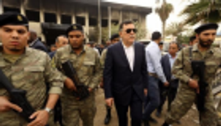 خبراء: السراج يهدر أموال الليبيين لاستجداء دعم سياسي لمليشياته