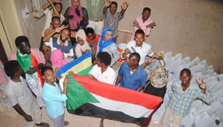 جانب من توزيع المساعدات على المحتاجين بالسودان