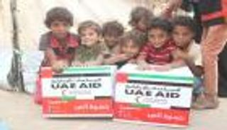 الإمارات توزّع كسوة العيد على 20 ألف أسرة يمنية 
