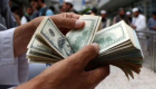 المركزي الإيراني: تضاعف قيمة الدولار والذهب 3 مرات في عام