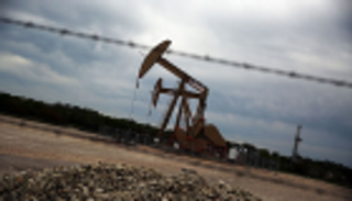 النفط يتراجع 1% مع تغذية حرب التجارة المخاوف بشأن تباطؤ اقتصادي