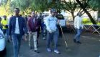 رئيس الوزراء ومسيحيو إثيوبيا ينظفون أكبر مصلى للمسلمين.. أهلاً بالعيد